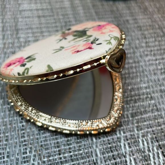 #11 Retro Floral Heart Compact Mirror - Picture 3 of 10
